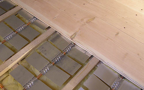 janssen-fussbodenheizung im trockenaufbau unter einem dinesen-holzdielenboden
